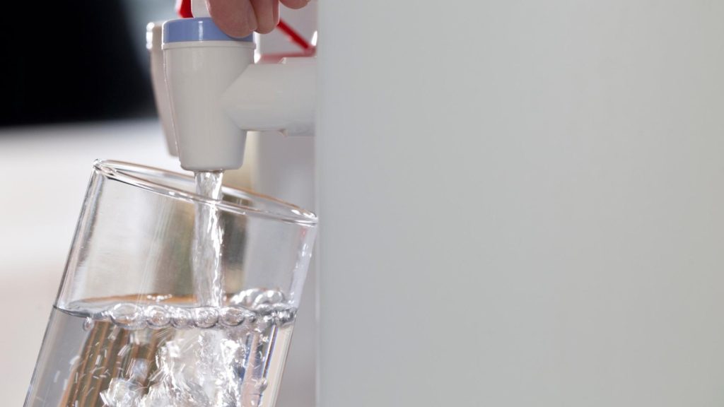 Os benefícios e a importância do consumo regular de água filtrada