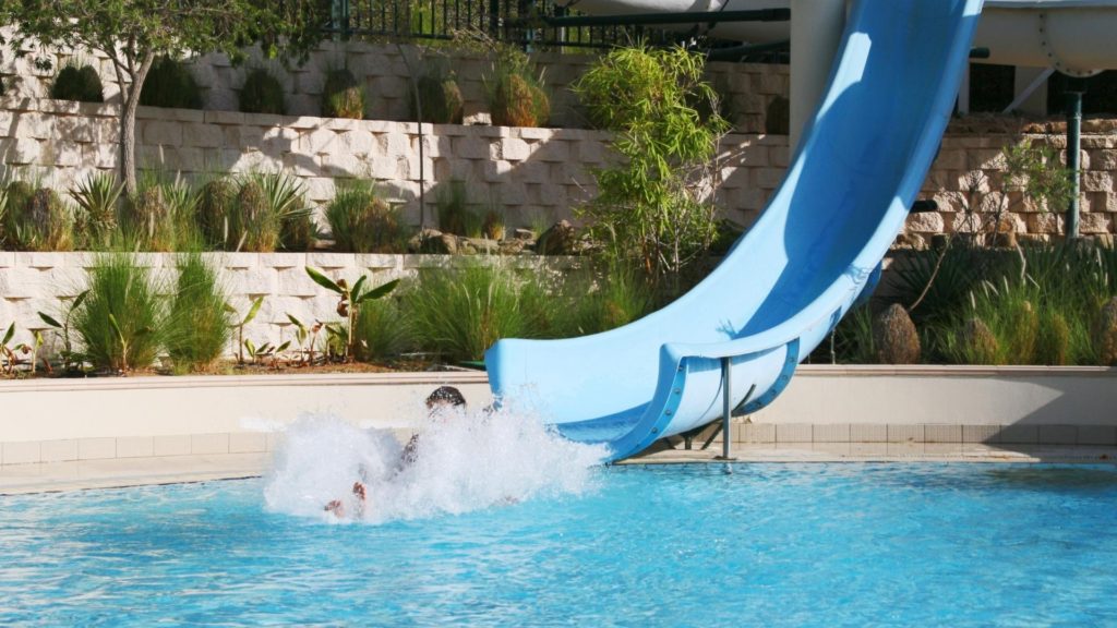 Cuidados ao visitar parques aquáticos durante a pandemia