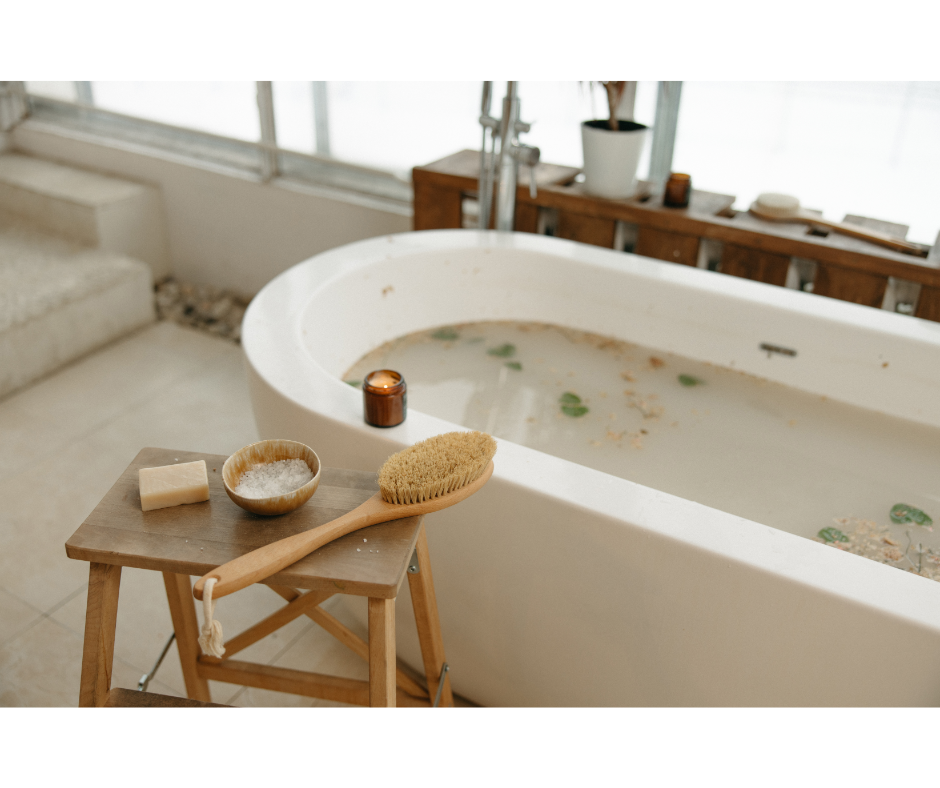SPA em casa: bem-estar personalizado | Foto de uma banheira com itens para um banho relaxante | Banheiras Bom Banho
