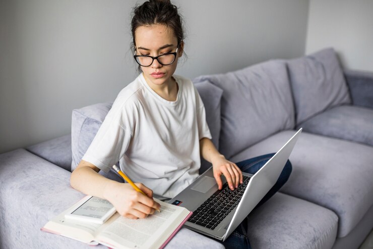 Dicas para equilibrar trabalho e graduação EAD com sucesso.